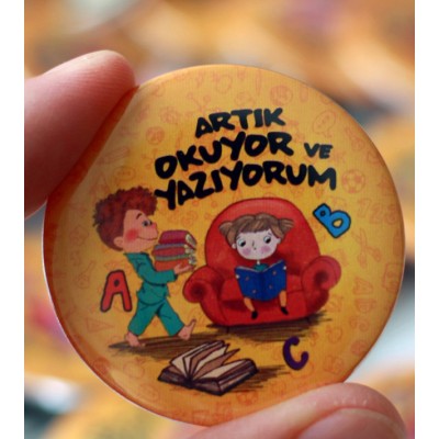 Okuyorum Yazıyorum Rozet 50mm - Model 1 Okuyorum Yazıyorum Rozet 50mm - Model 1