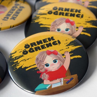 Örnek Öğrenci Kız Rozeti 50 mm Örnek Öğrenci Kız Rozeti 50 mm